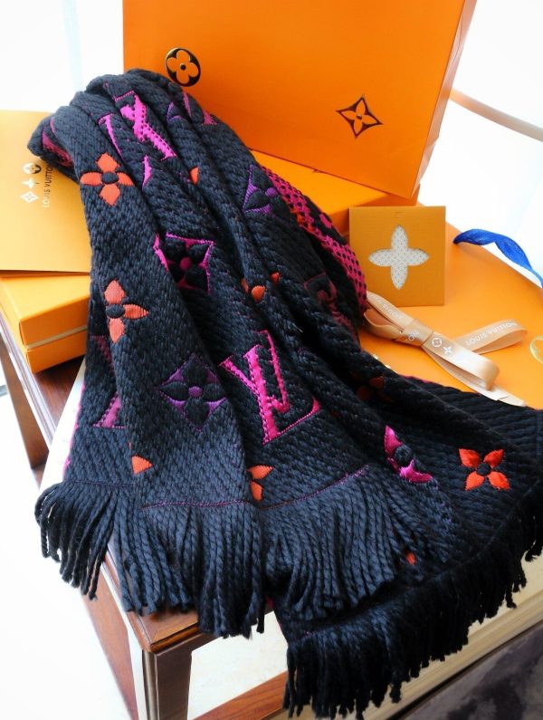 TO – Luxury Edition LUV Scarf 001