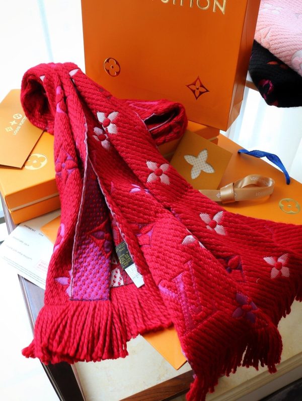 TO – Luxury Edition LUV Scarf 002