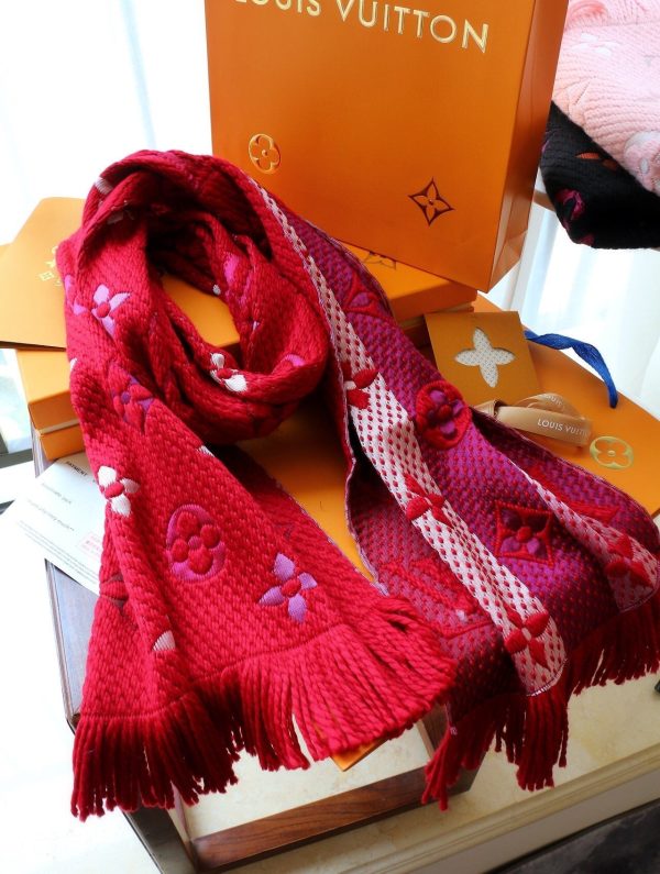 TO – Luxury Edition LUV Scarf 002