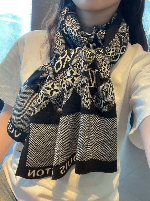 TO – Luxury Edition LUV Scarf 008