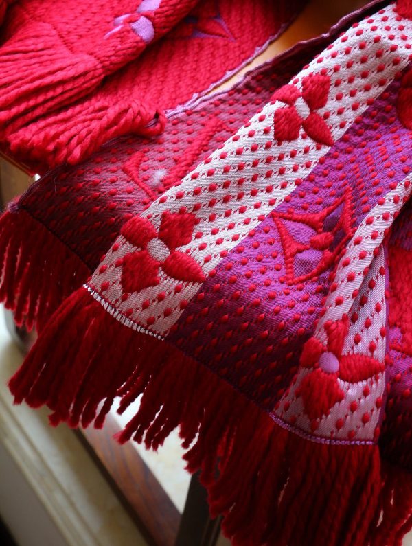 TO – Luxury Edition LUV Scarf 002