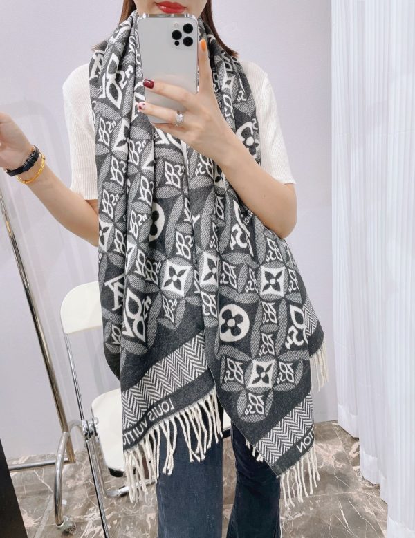 TO – Luxury Edition LUV Scarf 003