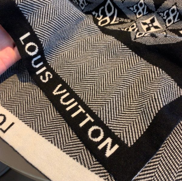 TO – Luxury Edition LUV Scarf 008