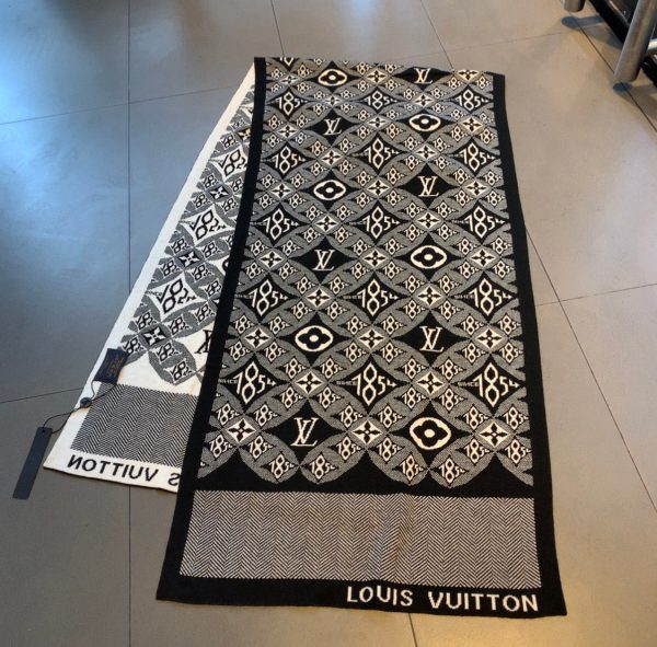 TO – Luxury Edition LUV Scarf 009