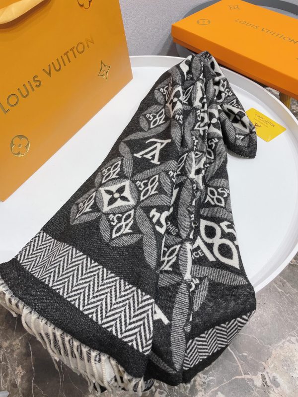 TO – Luxury Edition LUV Scarf 003