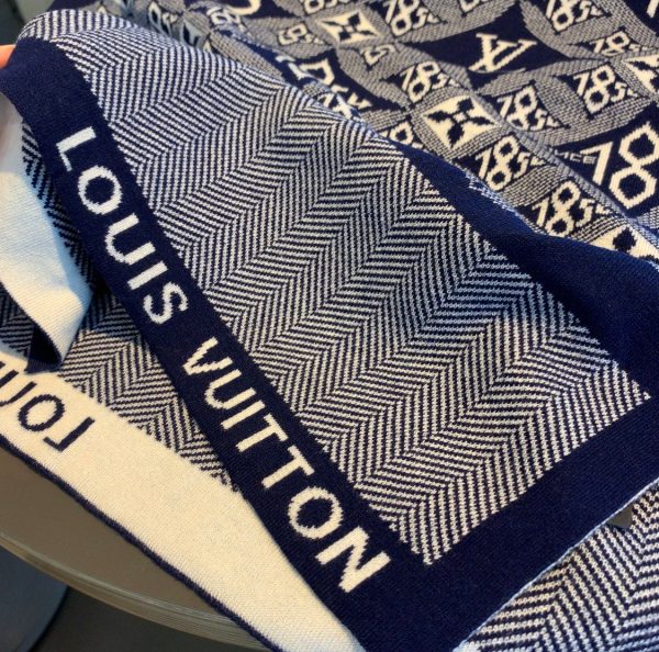 TO – Luxury Edition LUV Scarf 009