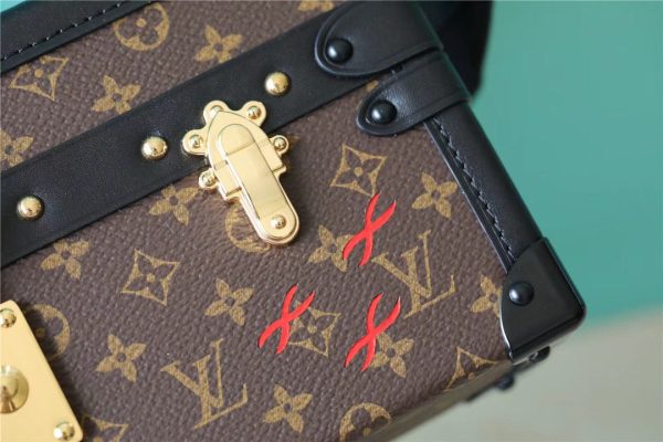 LV Petite Malle East-West Monogram Canvas By Nicolas Ghesquiere For Women, Shoulder And Crossbody Bags 27cm/10.6in LV M46120