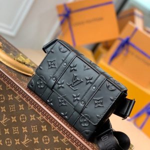 LV Trunk Slingbag Monogram Seal Black For Men, Bags, Crossbody Bags 8.1in/20.5cm LV M57952