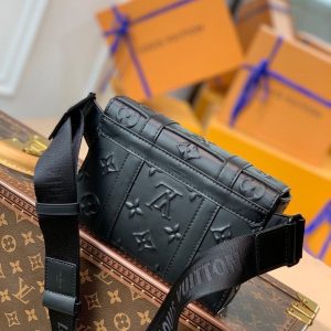 LV Trunk Slingbag Monogram Seal Black For Men, Bags, Crossbody Bags 8.1in/20.5cm LV M57952