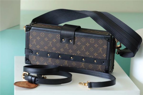 LV Petite Malle East-West Monogram Canvas By Nicolas Ghesquiere For Women, Shoulder And Crossbody Bags 27cm/10.6in LV M46120