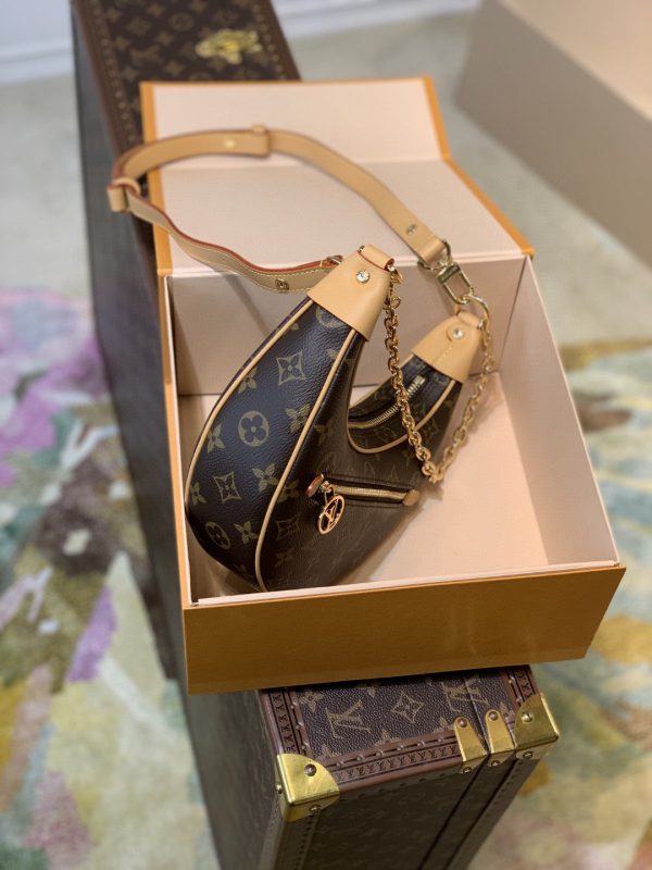 LV Loop Monogram Canvas By Nicolas Ghesquiere For The Cruise Collection, Shoulder And Crossbody Bags 9.1in/23cm LV M81098