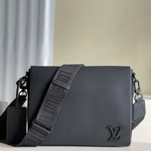 LV Messenger Grain Black For Men, Bags, Shoulder And Crossbody Bags 11in/28cm LV M57080