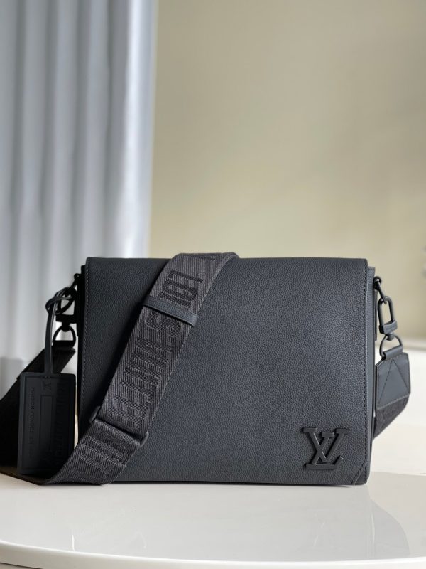 LV Messenger Grain Black For Men, Bags, Shoulder And Crossbody Bags 11in/28cm LV M57080