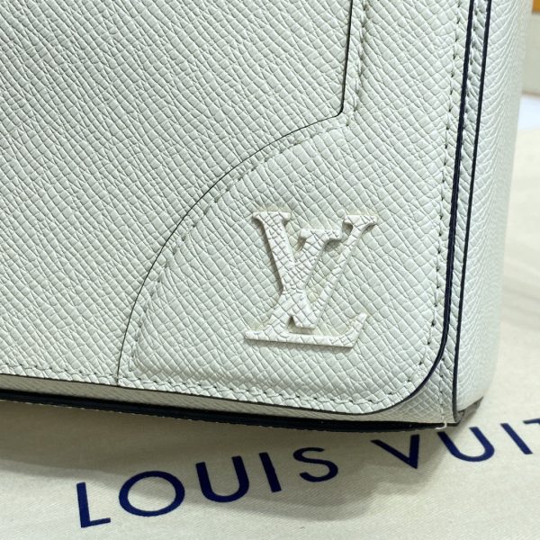 LV New Flap Messenger Bag Taiga White For Men, Bags, Shoulder And Crossbody Bags 11.1in/28.3cm LV