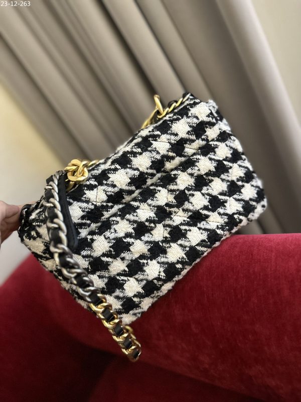 CHANEL 19 HANDBAG HOUNDSTOOTH WITH GOLD CHAIN WHITE 26CM