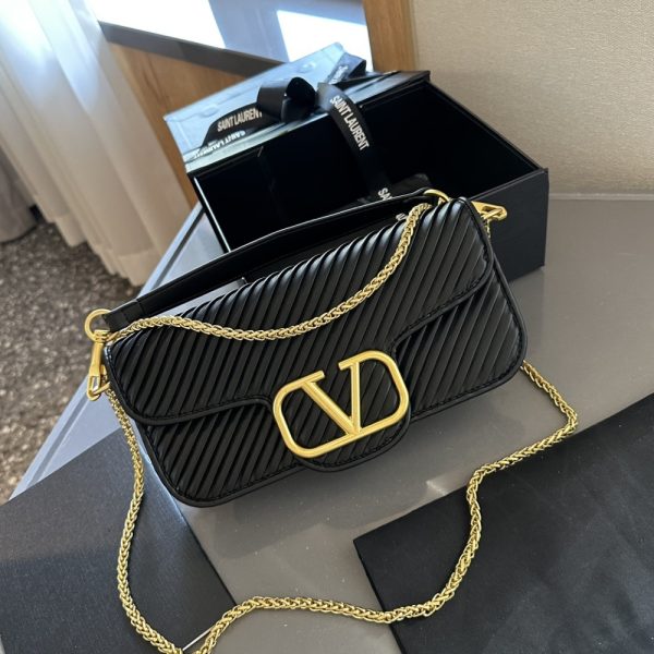 VALENTINO GARAVANI LOCÒ SHOULDER BAG IN BLACK 27CM 5W2B0K30SZG 0NO