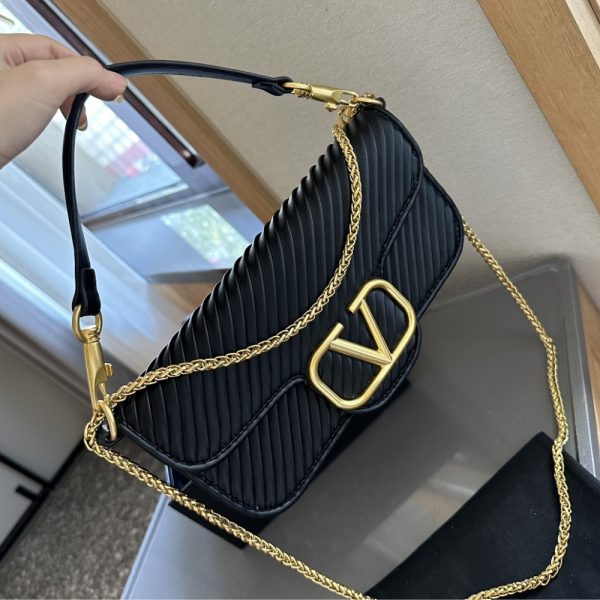 VALENTINO GARAVANI LOCÒ SHOULDER BAG IN BLACK 27CM 5W2B0K30SZG 0NO