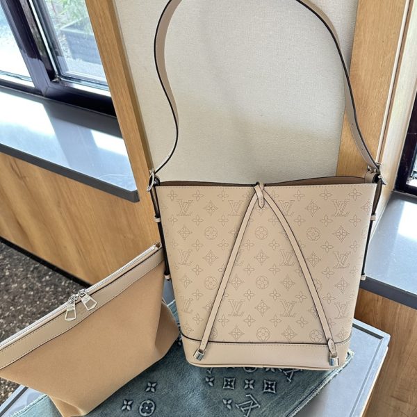 LOUIS VUITTON FLORE PERFORATED MAHINA BEIGE 22CM