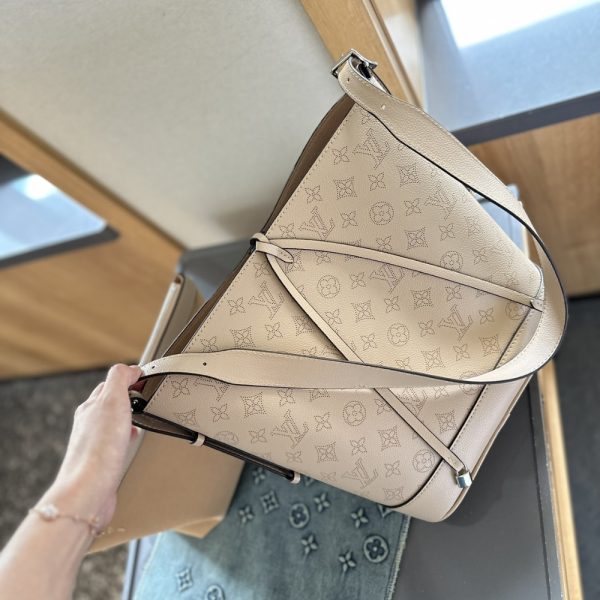 LOUIS VUITTON FLORE PERFORATED MAHINA BEIGE 22CM