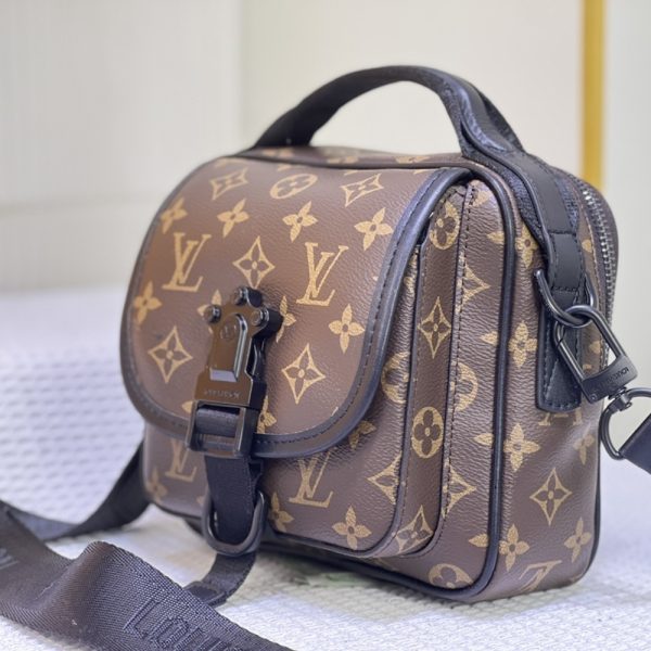 LOUIS VUITTON QUEST MESSENGER BROWN 18CM M46973