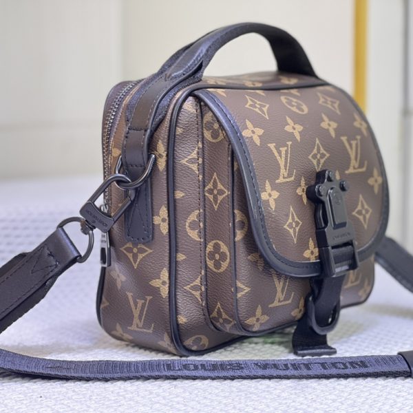 LOUIS VUITTON QUEST MESSENGER BROWN 18CM M46973