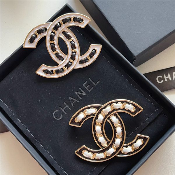 CHANEL CC BROOCH BLACK WITH WHITE INTERWOVEN CHAIN PATTERN