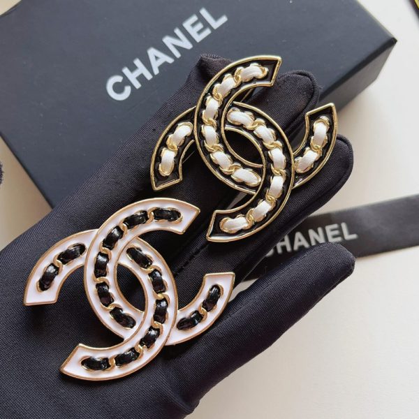 CHANEL CC BROOCH BLACK WITH WHITE INTERWOVEN CHAIN PATTERN