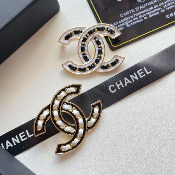 CHANEL CC BROOCH BLACK WITH WHITE INTERWOVEN CHAIN PATTERN