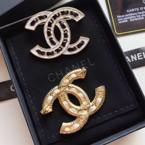 CHANEL CC BROOCH BLACK WITH WHITE INTERWOVEN CHAIN PATTERN