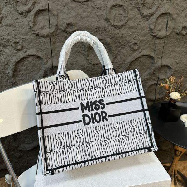 DIOR BOOK TOTE MISS DIOR ALLOVER EMBROIDERY WHITE AND BLACK 26CM M1296ZEZE M041