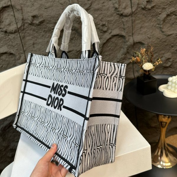 DIOR BOOK TOTE MISS DIOR ALLOVER EMBROIDERY WHITE AND BLACK 26CM M1296ZEZE M041