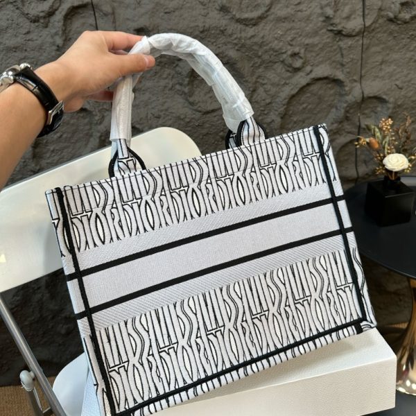 DIOR BOOK TOTE MISS DIOR ALLOVER EMBROIDERY WHITE AND BLACK 26CM M1296ZEZE M041