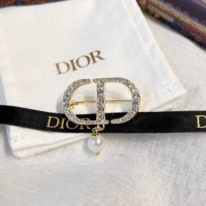 DIOR CD BROOCH GOLD WITH A PEARL