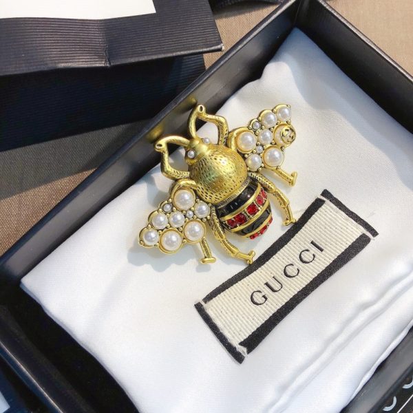 GUCCI GG BLACK AND RED BEE BROOCH GOLD WITH PEARL