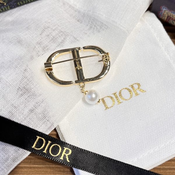 DIOR CD BROOCH GOLD WITH A PEARL