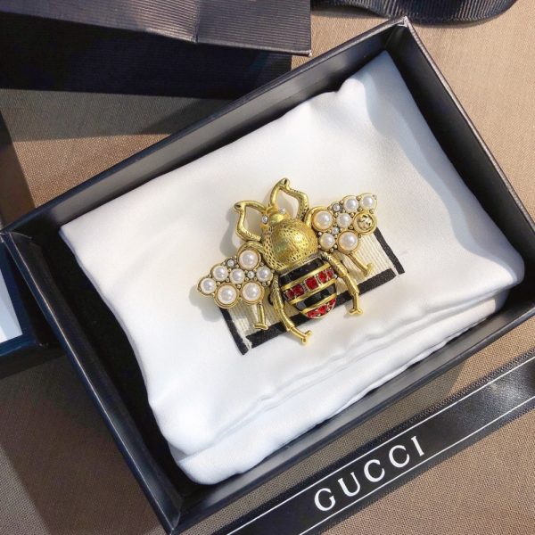 GUCCI GG BLACK AND RED BEE BROOCH GOLD WITH PEARL