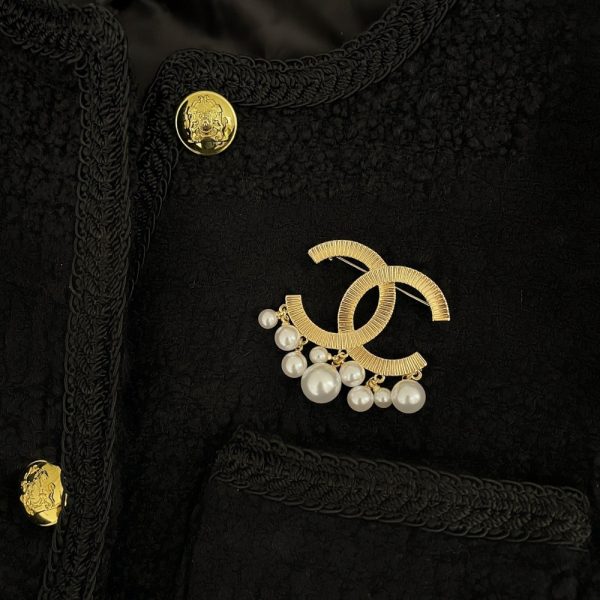 CHANEL CC BROOCH GOLD WITH PEARLS