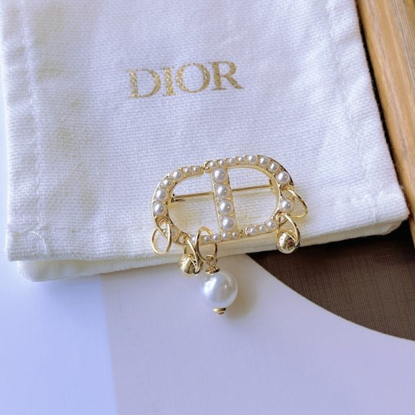 DIOR CD BROOCH GOLD WITH PEARLS