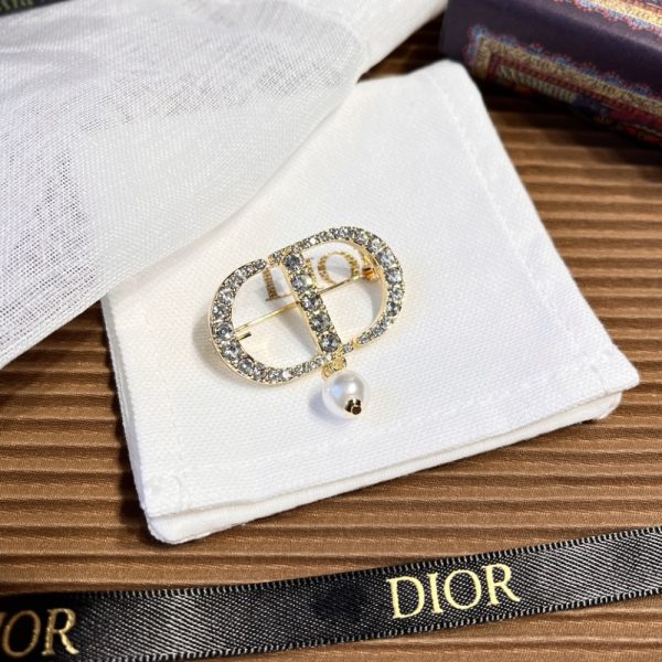 DIOR CD BROOCH GOLD WITH A PEARL