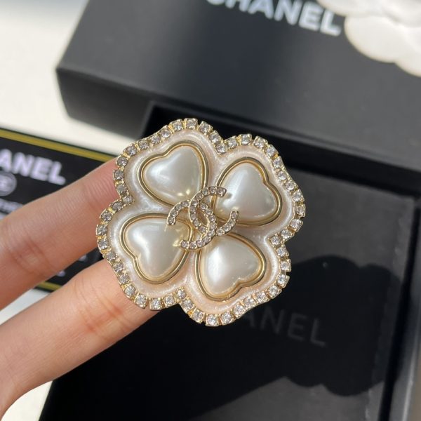 CHANEL CC FLOWER BROOCH GOLD WITH PEARL HEART