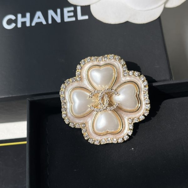 CHANEL CC FLOWER BROOCH GOLD WITH PEARL HEART