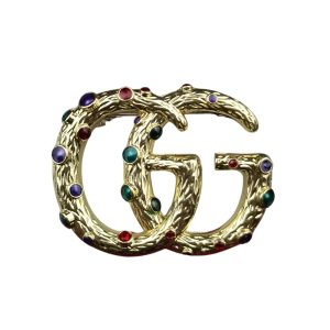 GUCCI GG BROOCH GOLD WITH MULTICOLORED STONE