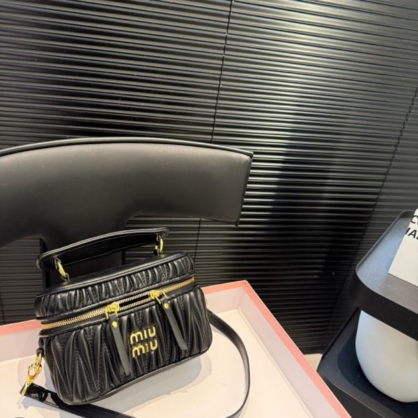 MIUMIU MATELASSÉ NAPPA SHOULDER BAG BLACK 19CM 5BH226 N88 F0002 V OOO