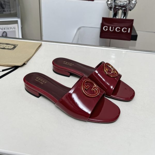 GUCCI WOMEN ROUND INTERLOCKING G SANDAL IN BURGUNDY 820860 BNC00 6207