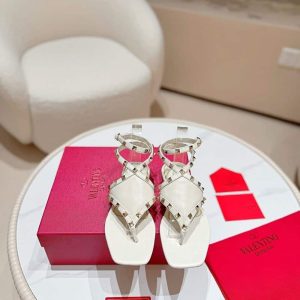 VALENTINO GARAVANI ROCKSTUD THONG SANDALS LIGHT IVORY