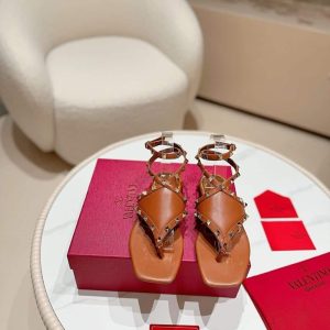 VALENTINO GARAVANI ROCKSTUD THONG SANDALS BROWN