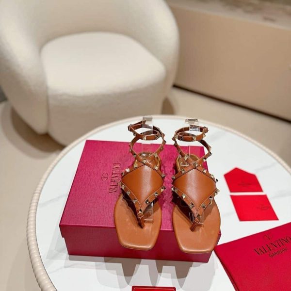 VALENTINO GARAVANI ROCKSTUD THONG SANDALS BROWN