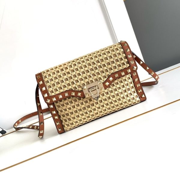 VALENTINO GARAVANI ROCKSTUD SMALL RAFFIA SHOULDER BAG NATURAL 22CM