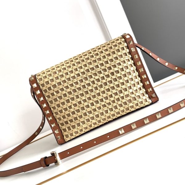 VALENTINO GARAVANI ROCKSTUD SMALL RAFFIA SHOULDER BAG NATURAL 22CM