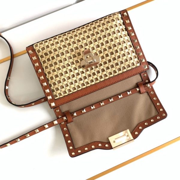 VALENTINO GARAVANI ROCKSTUD SMALL RAFFIA SHOULDER BAG NATURAL 22CM